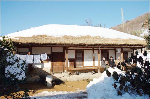 오지호 화백이 만년을 보낸 지산동 자택(광주시 동구)은 옛 초가집과 작업실을 그대로 보존. '오방색'으로 독특한 화풍을 개척한 아들 오승윤 화백이 사용하고 있다. 